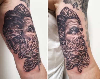 Realistisch zwart-wit portret van een bebaarde man, mogelijk Zeus, op de bovenarm.