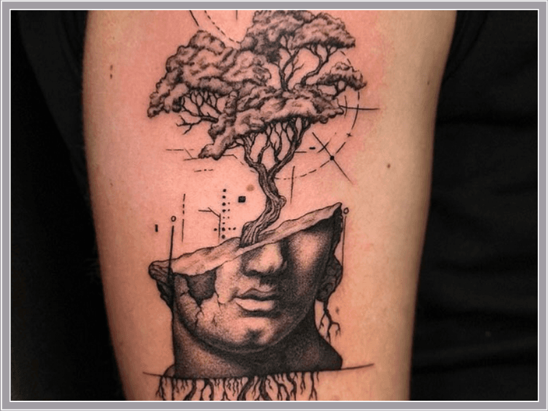 Boom groeit uit een gebroken klassiek borstbeeld met geometrische lijnen.