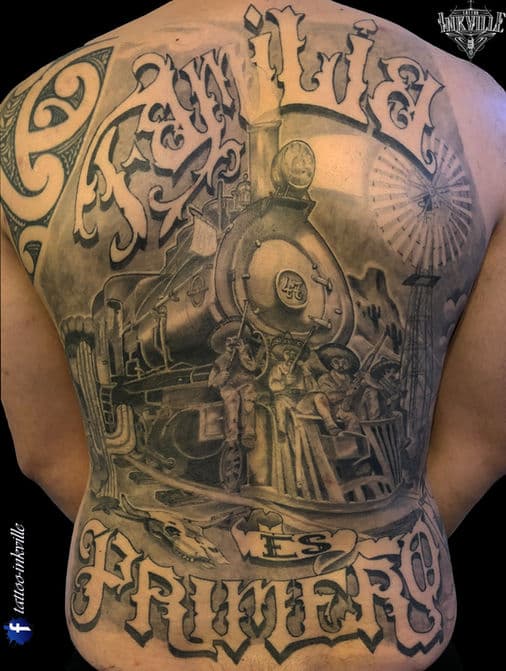 Grote Chicano rugtattoo met trein, revolutionairen en tekst 'Familia Es Primero'.