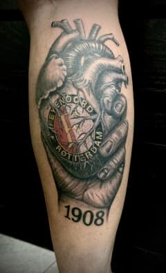 Hand houdt anatomisch hart vast met Feyenoord logo en '1908'.
