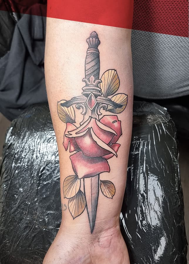 Neo-traditionele dolk door een roos op de onderarm.