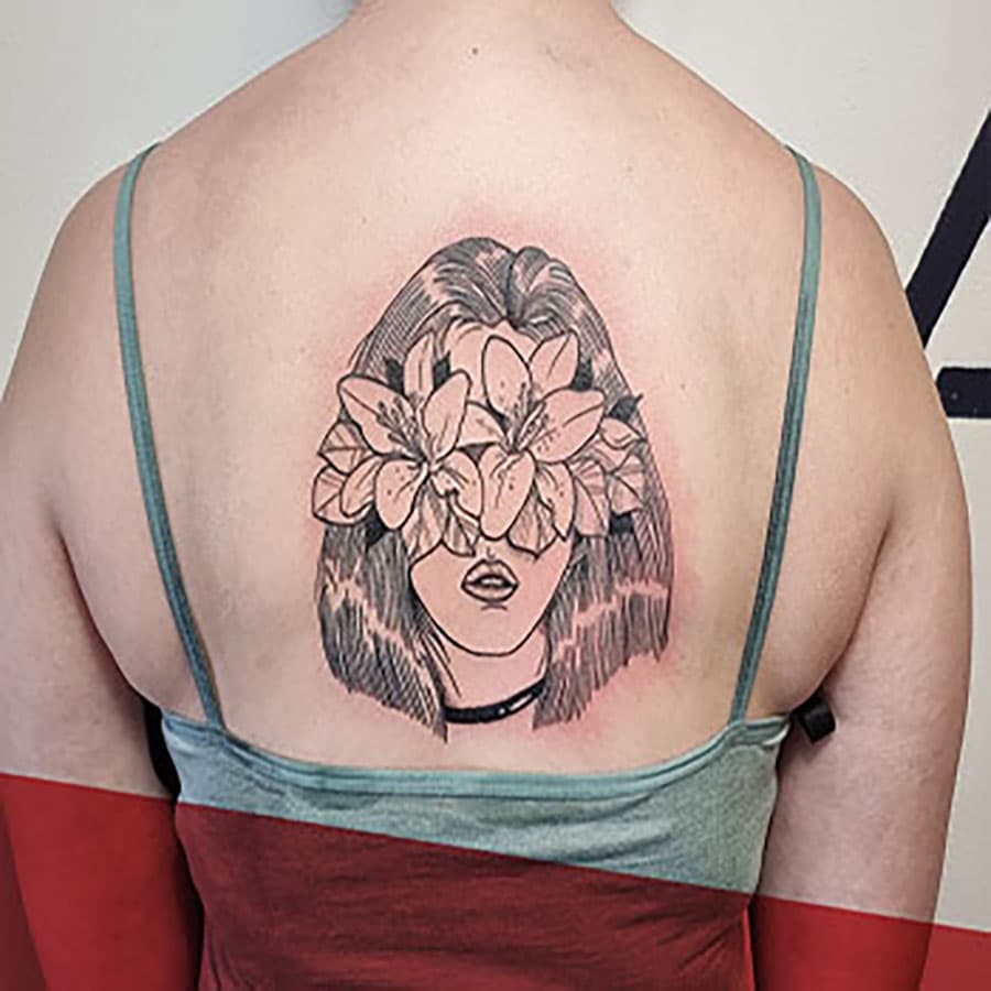 Lijntekening van vrouw met lelies over ogen op bovenrug.