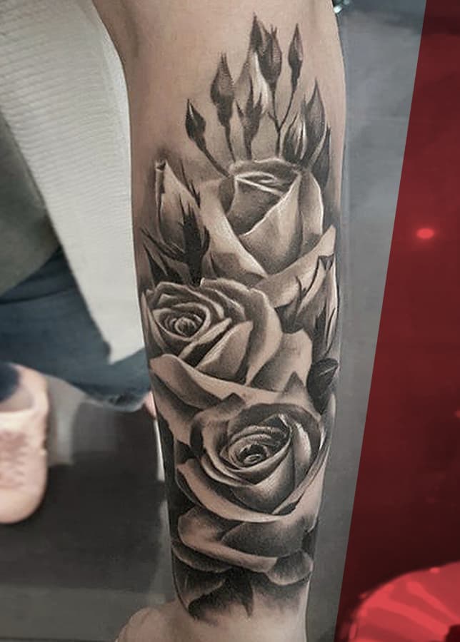 Realistische zwart-wit rozen op de onderarm.