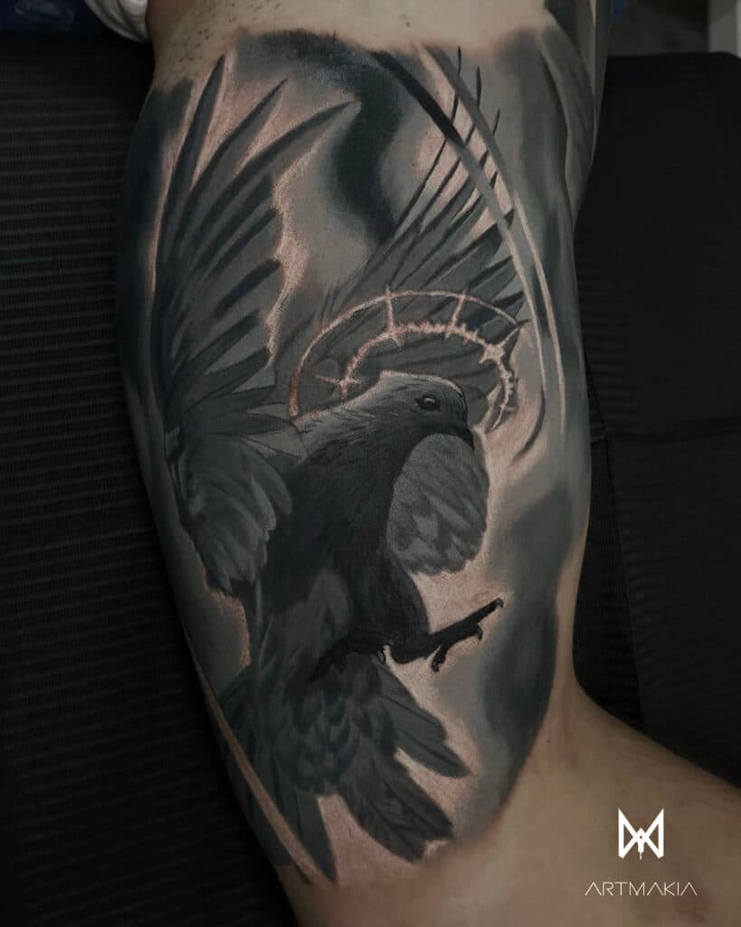 Realistische duif met doornenkroon in vlucht op bovenarm.