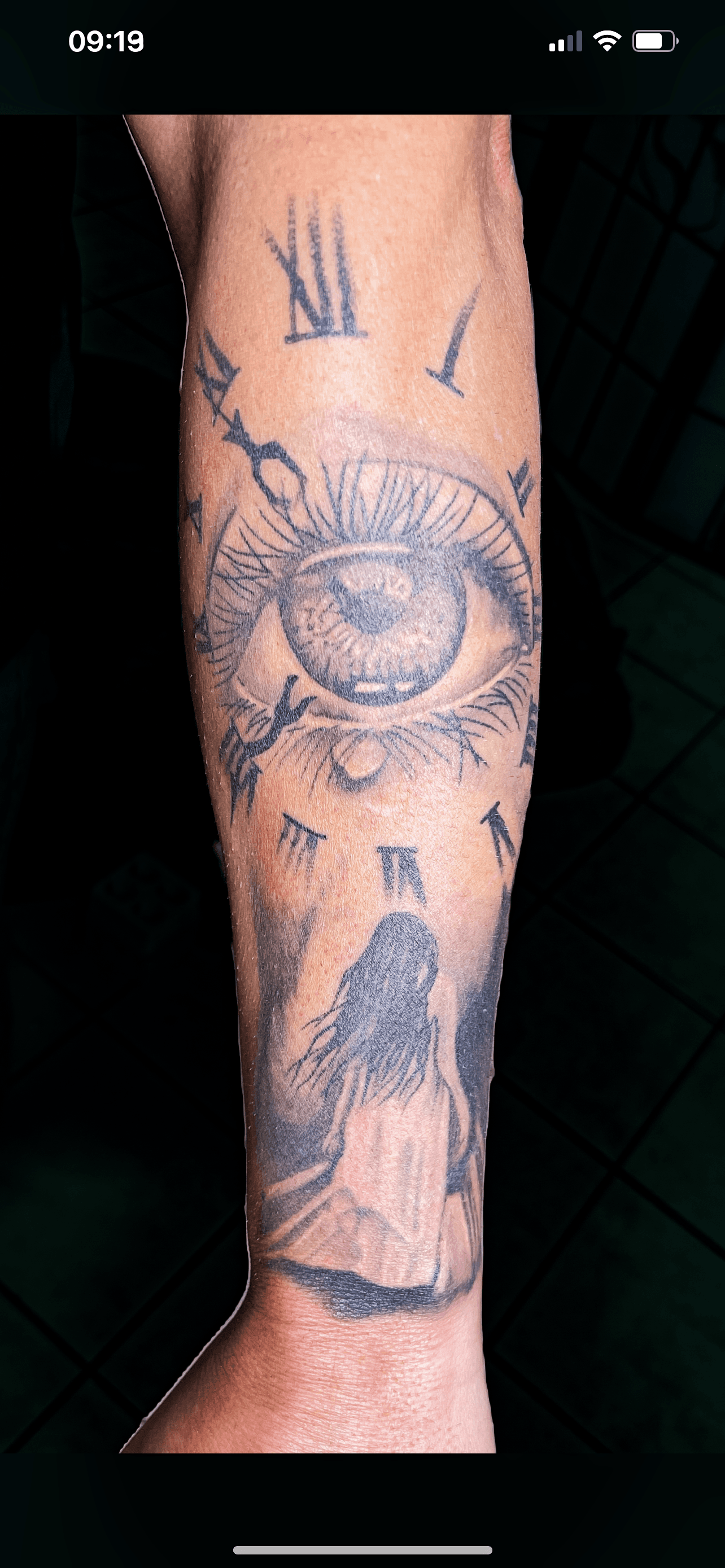 Oog met klok en silhouet van een vrouw op de onderarm.