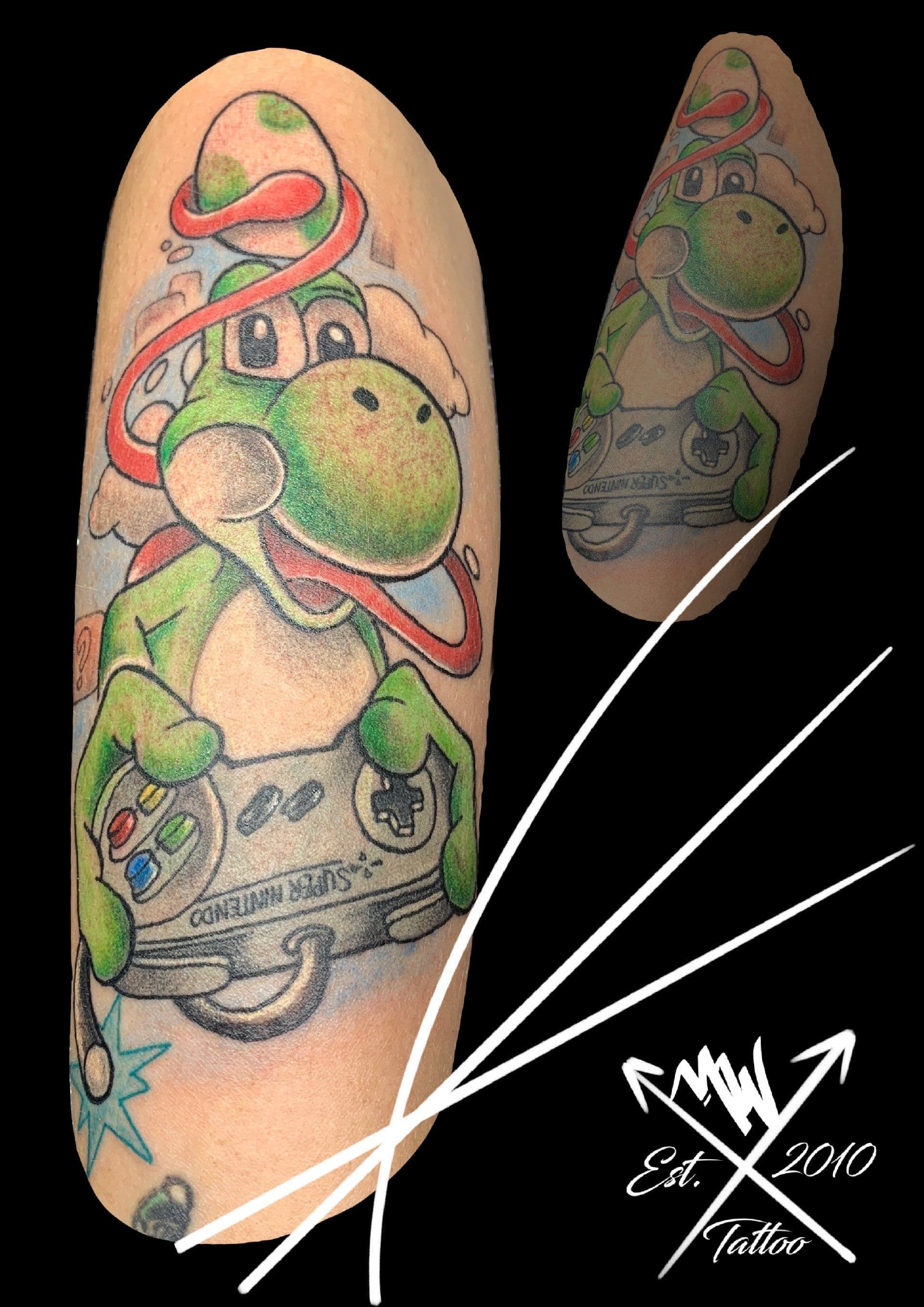 Kleurrijke tattoo van Yoshi met een Super Nintendo controller en ei.