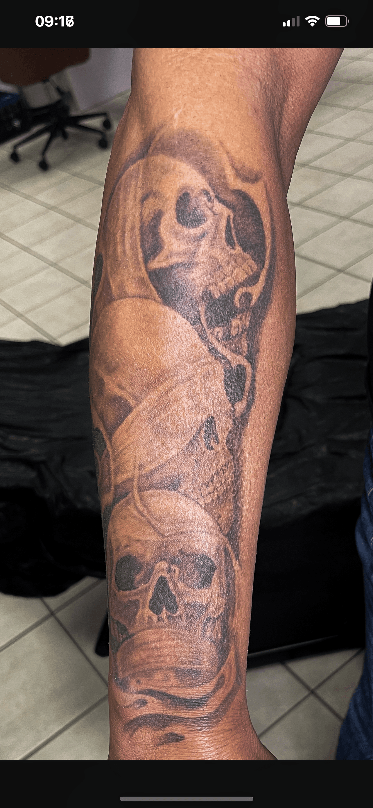 Drie schedels in blackwork stijl op de onderarm.