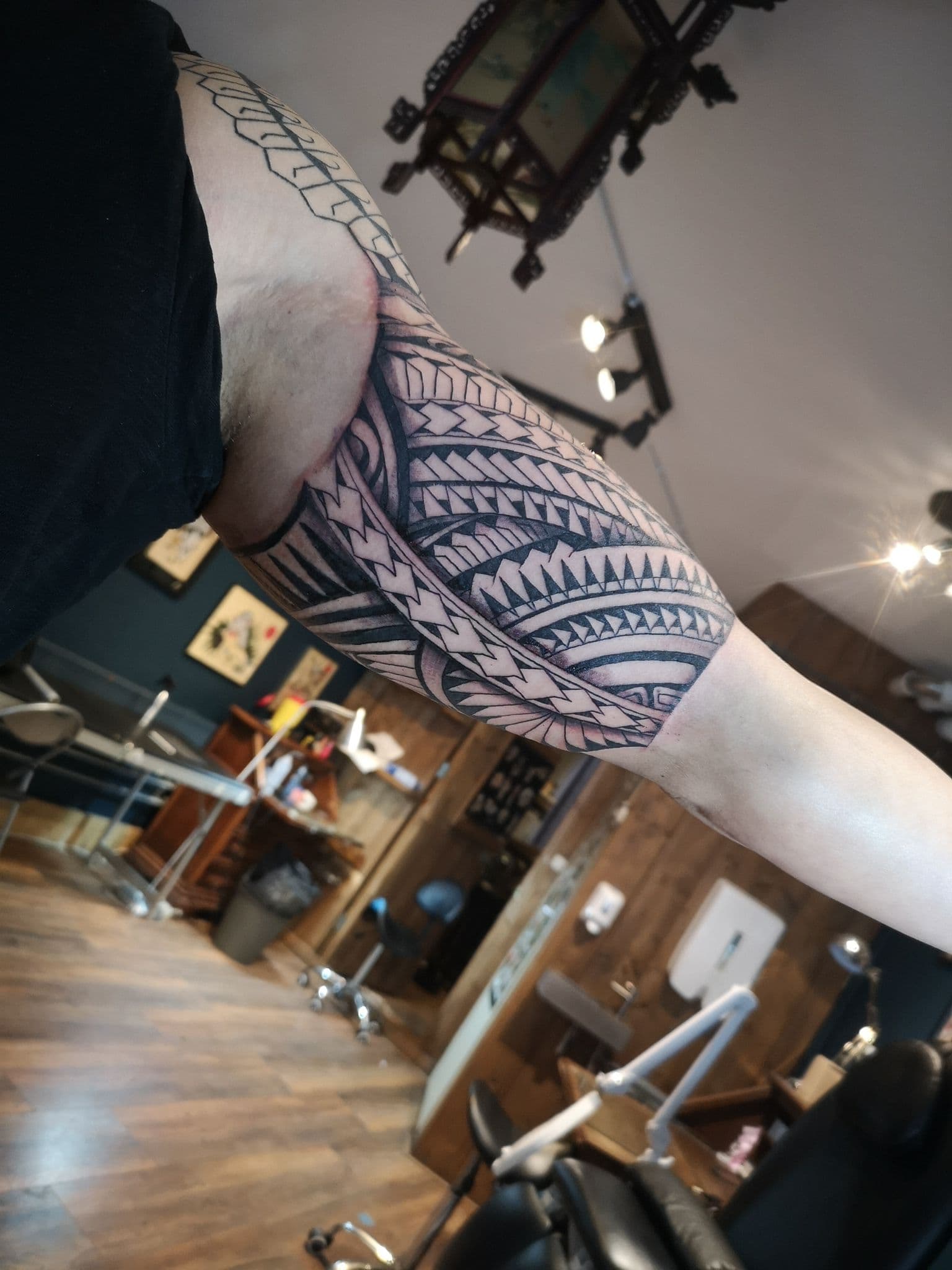 Grote Polynesische tribal tattoo op bovenarm.