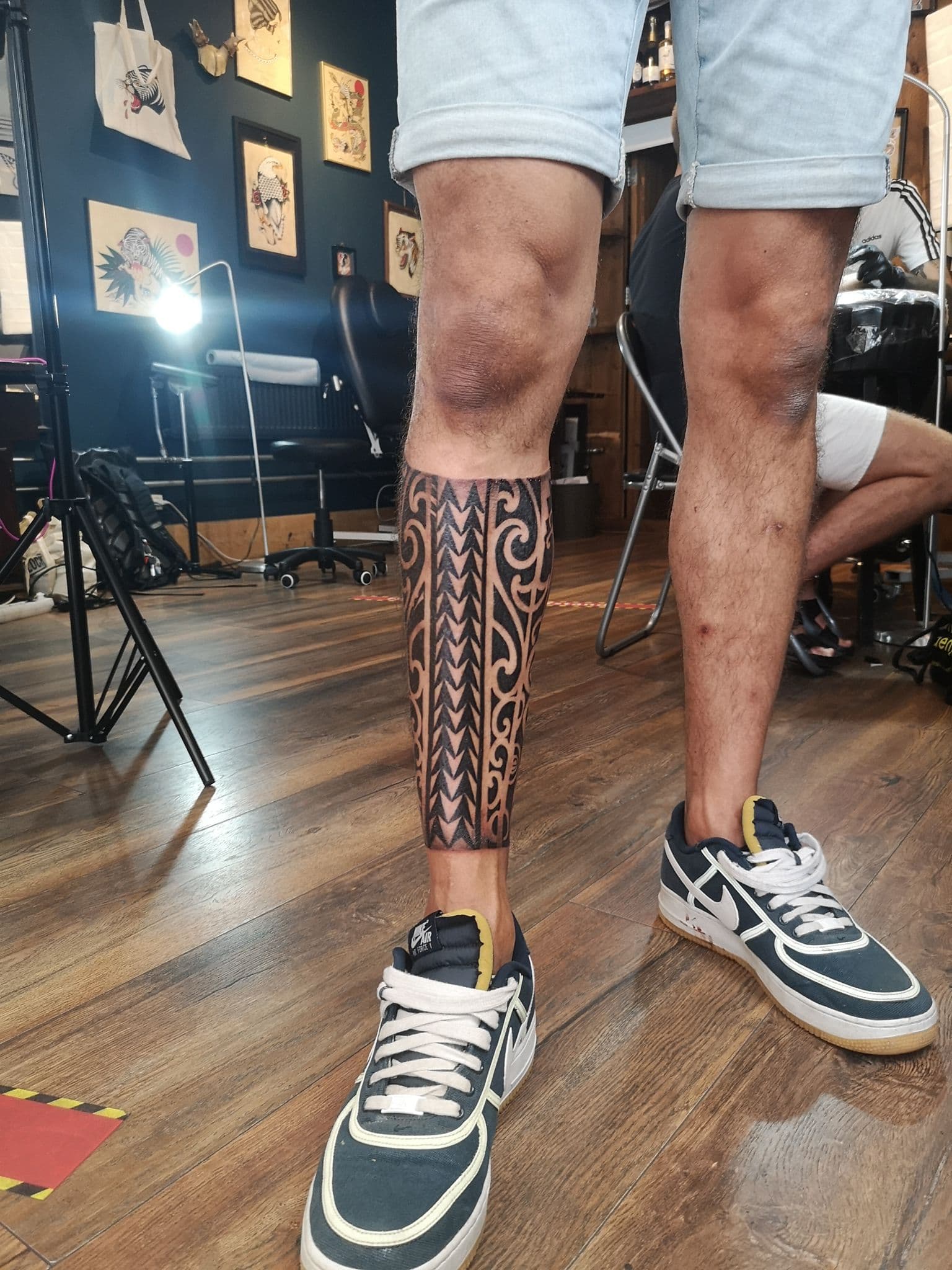 Grote Polynesische tribal tattoo op het onderbeen.