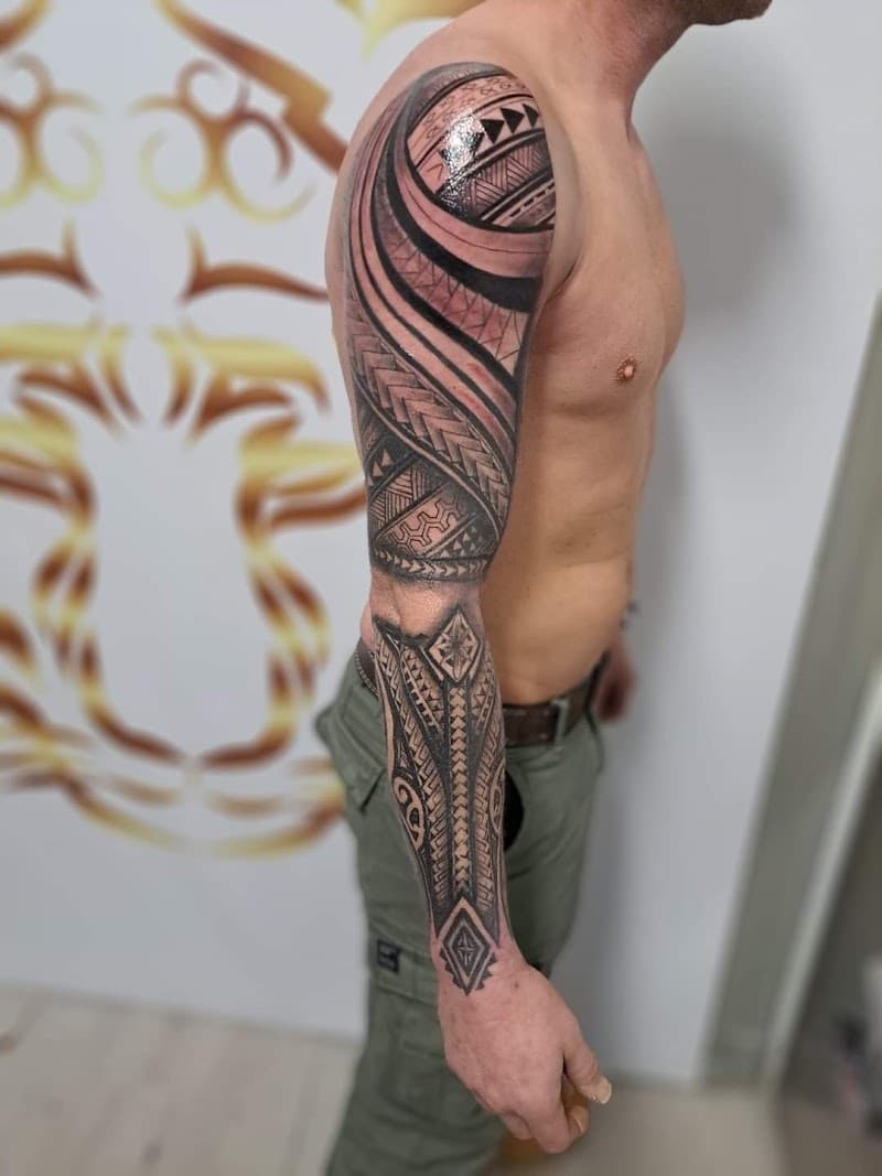 Grote Polynesische tribal sleeve tattoo op de volledige arm.
