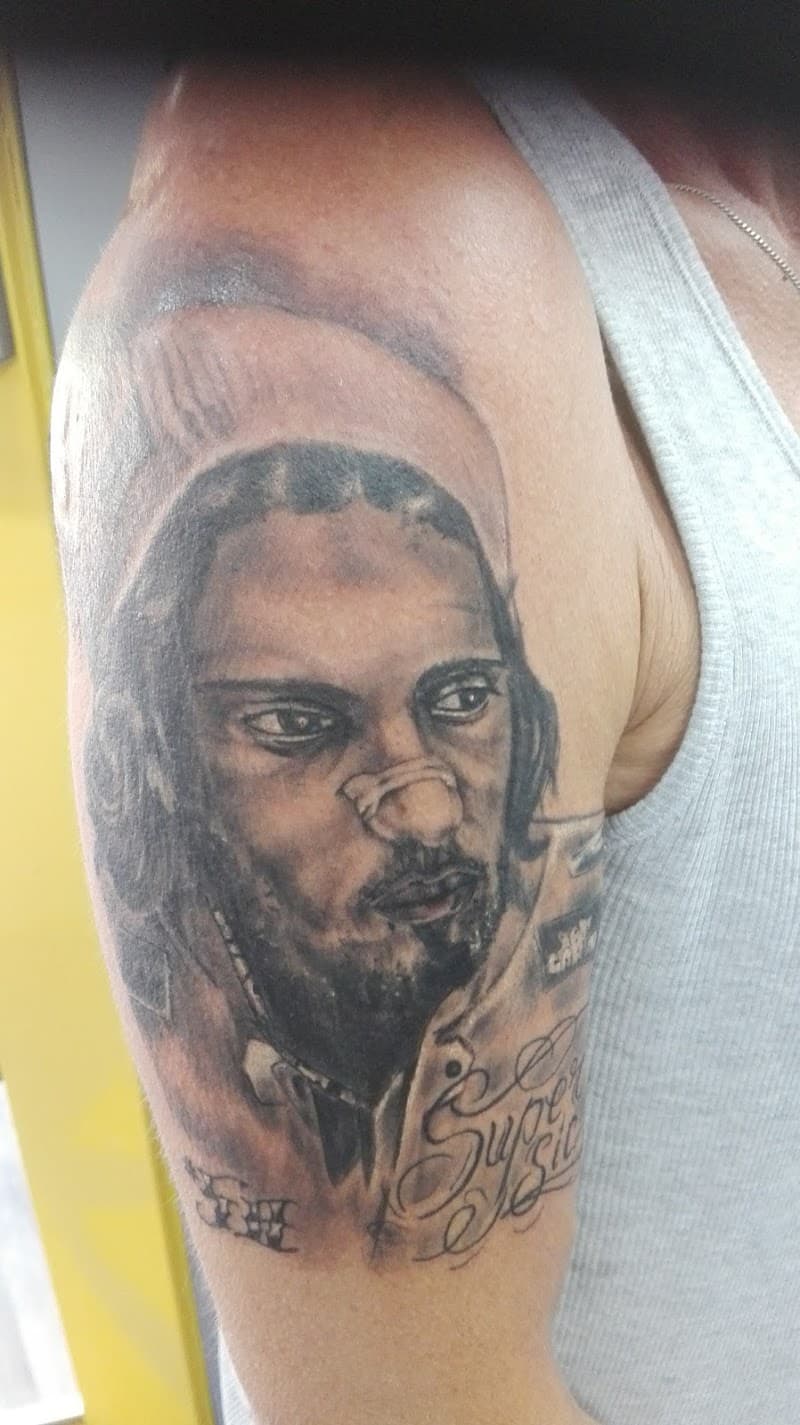 Collins Tattoo en Piercing Studio