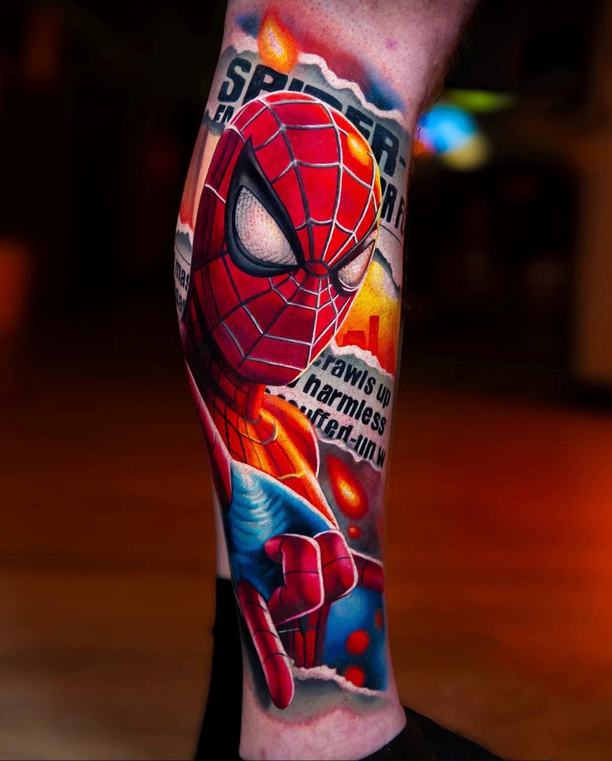 Realistische Spider-Man die uit een stripboekpagina scheurt op het onderbeen.