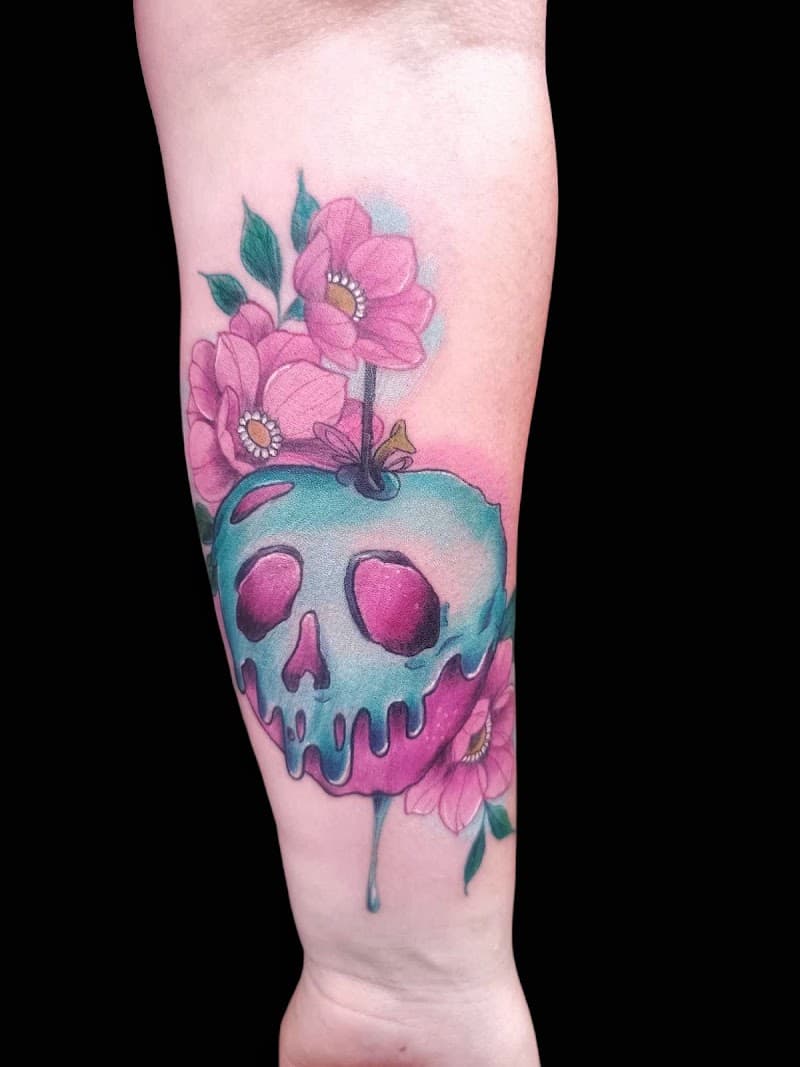 Kleurrijke tattoo van een schedel-appel met roze bloemen.