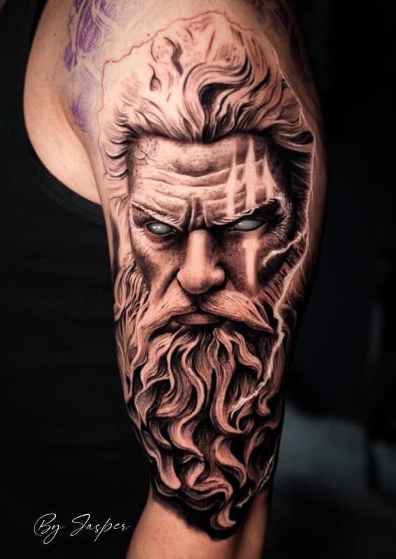 Realistisch portret van een Griekse god (Zeus/Poseidon) op de bovenarm.