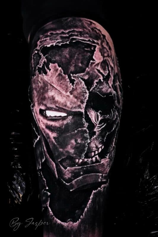 Realistische Iron Man helm die openbreekt met schedel.