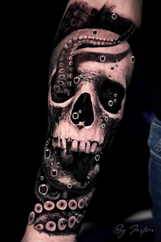 Realistische schedel met octopus tentakels en luchtbellen op de arm.