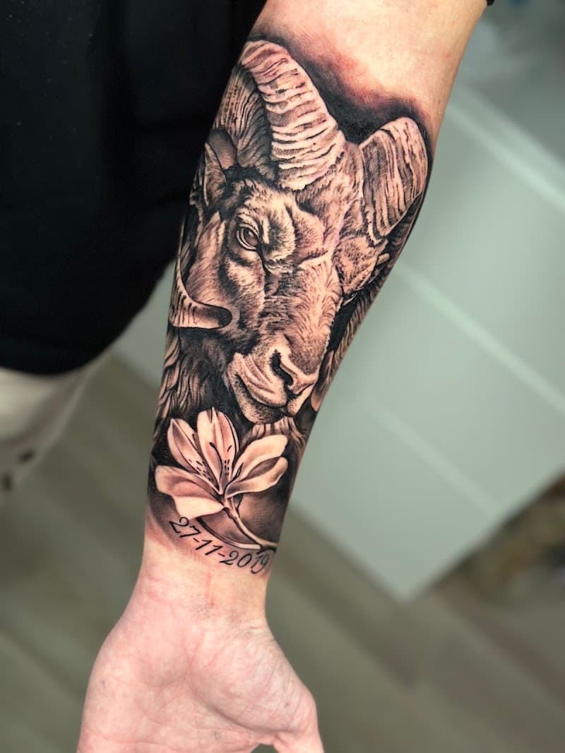 Realistische ram met bloem en datum op onderarm.