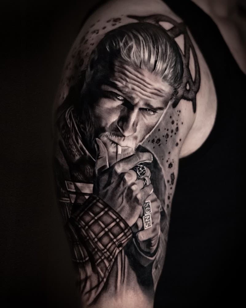 Realistisch portret van Jax Teller (Sons of Anarchy) op bovenarm.
