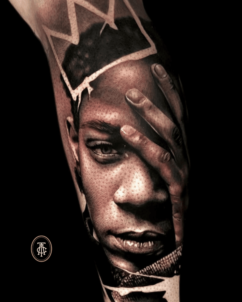 Realistisch portret van een man met een hand voor zijn gezicht en een kroon.