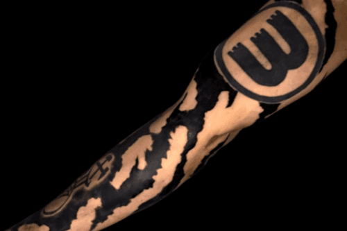 Zwart-wit sleeve met een groot cirkelvormig logo en een abstract patroon.