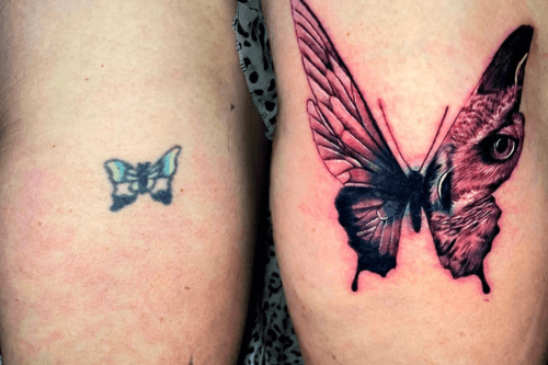 Vlinder met uilengezicht in vleugel en kleine oude vlinder op bovenbeen.