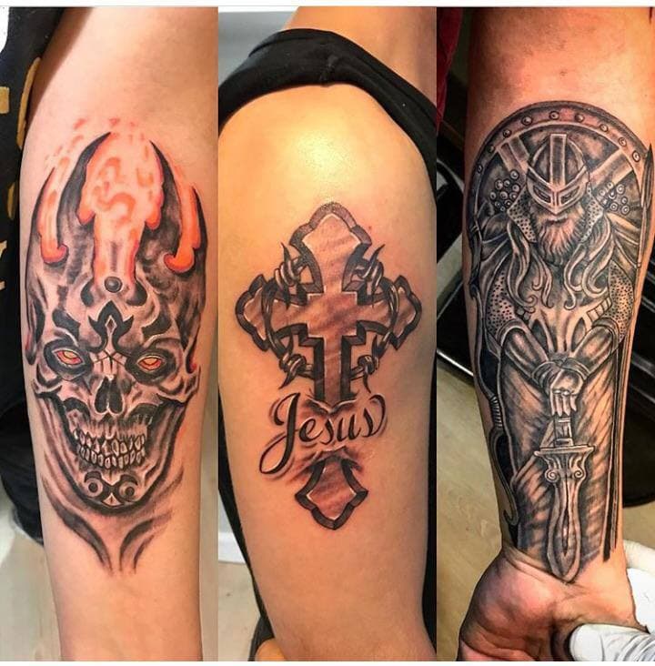 Collage van drie tattoos: schedel met vlammen, kruis met 'Jesus', en Viking krijger.