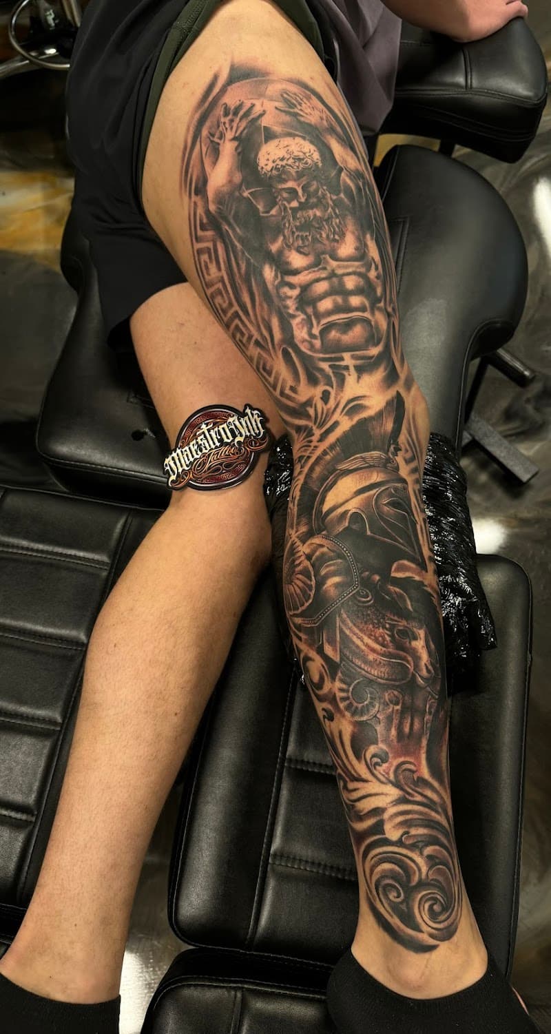 Grote zwart-wit been-sleeve met Atlas en Spartaanse krijger.