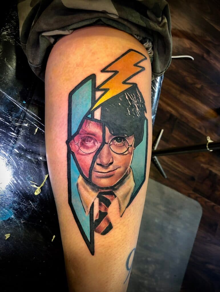 Kleurrijke illustratieve Harry Potter portret tattoo met bliksemschicht frame.