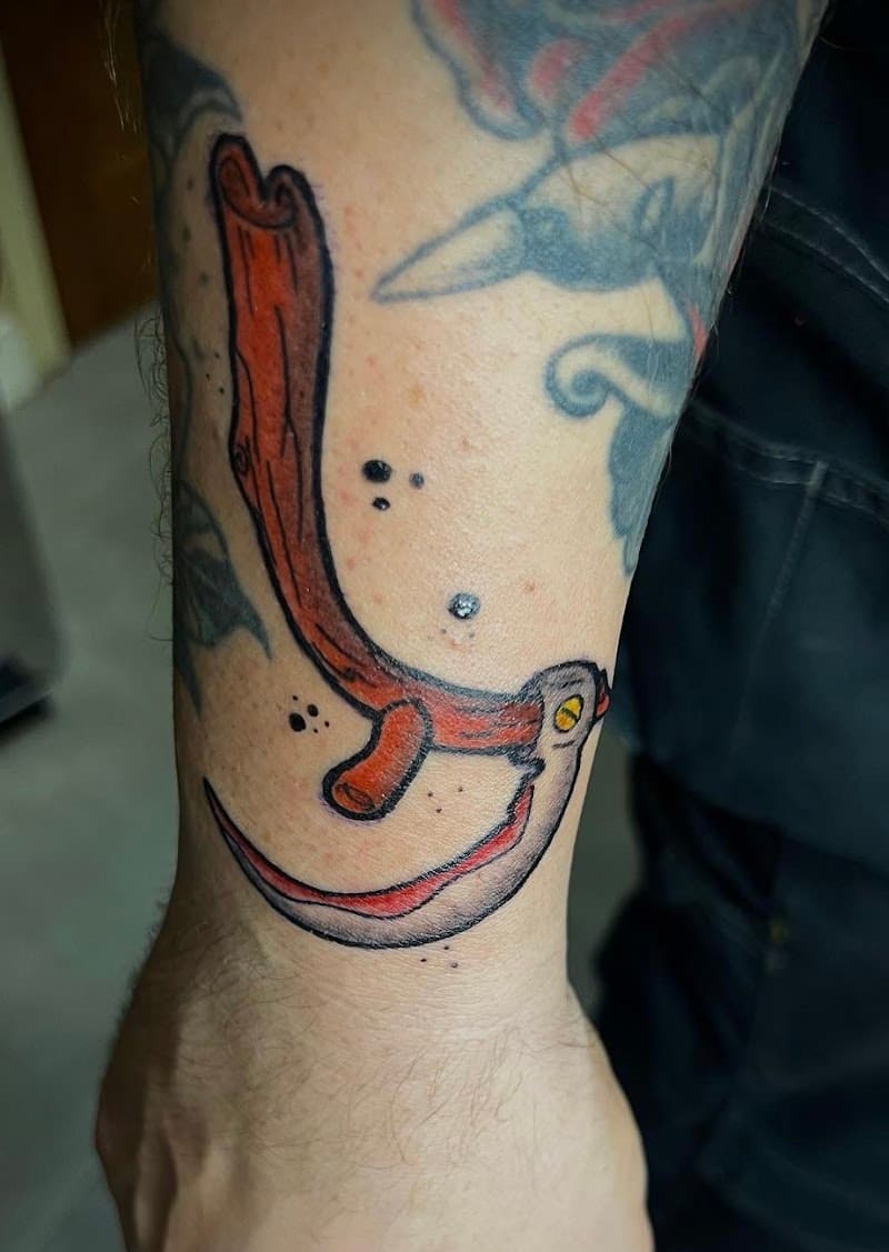 Neo-traditional zeis met houten steel en oog op de onderarm.