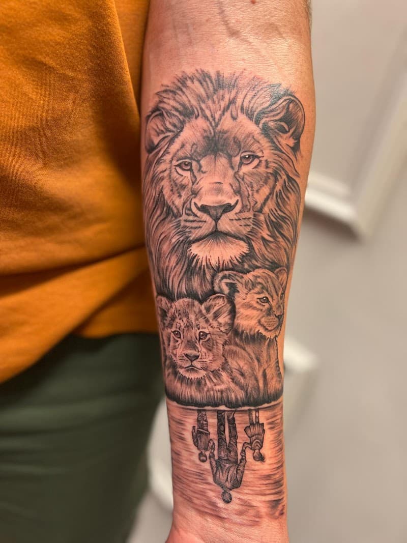 Realistische leeuw met twee welpen en een reflectie van een gezin op de onderarm.