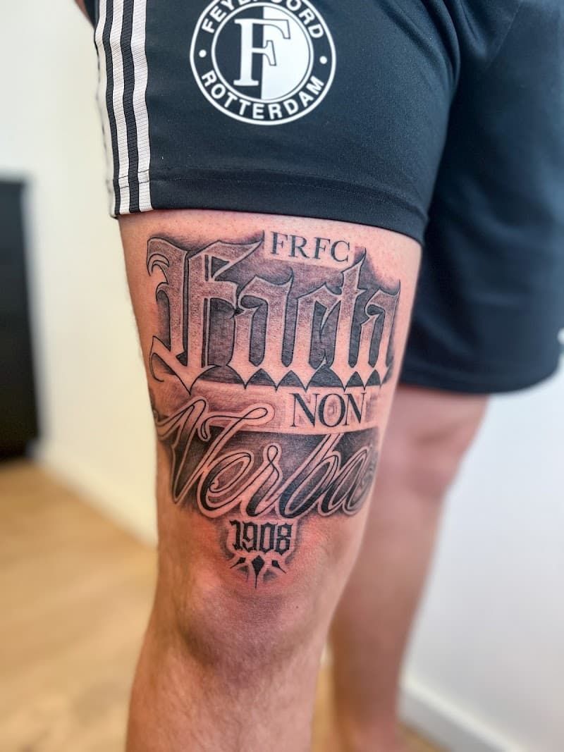 Feyenoord 'Facta Non Verba' tattoo op bovenbeen.
