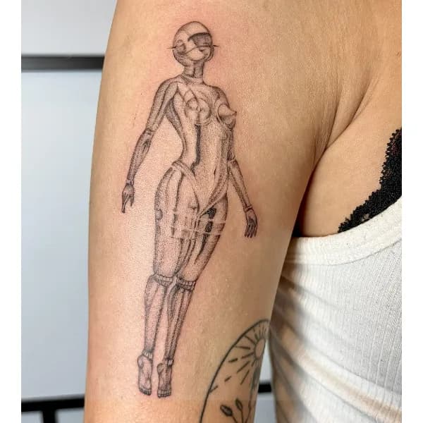 Fineline tattoo van een surrealistische vrouwelijke robotfiguur op de bovenarm.
