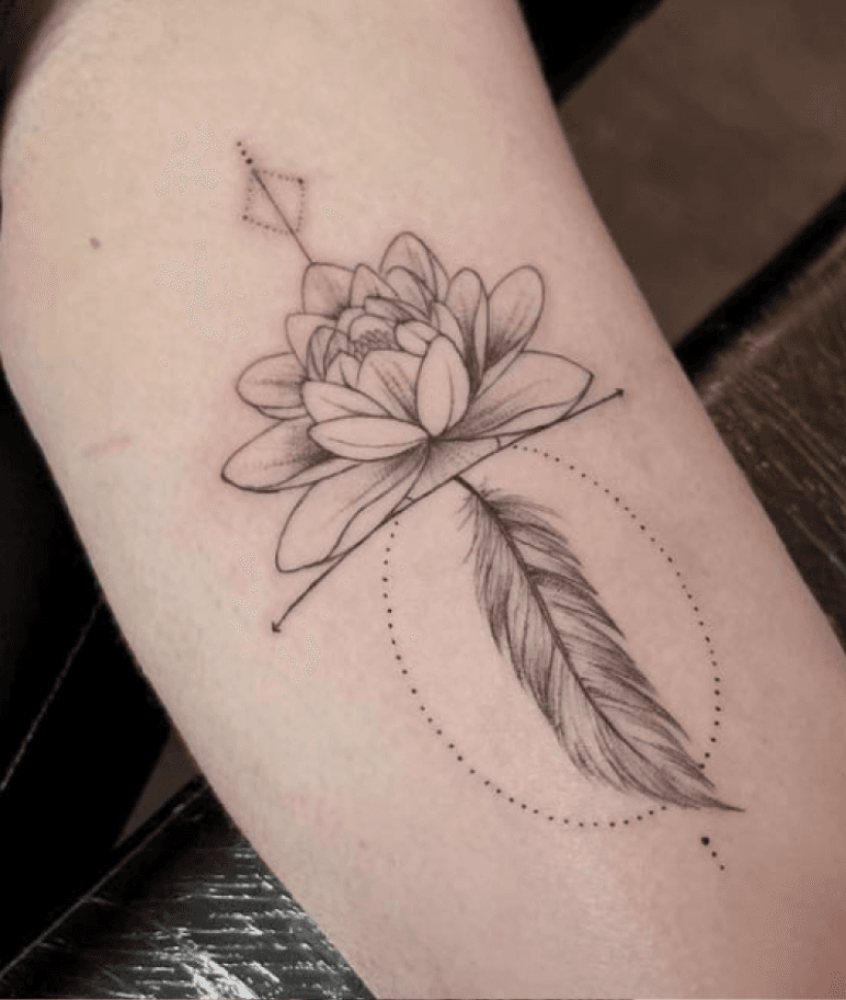 Fineline lotusbloem met veer en geometrische vormen op onderarm.