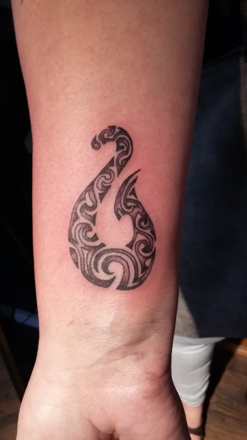 Maori Hei Matau (vis haak) tattoo op pols.
