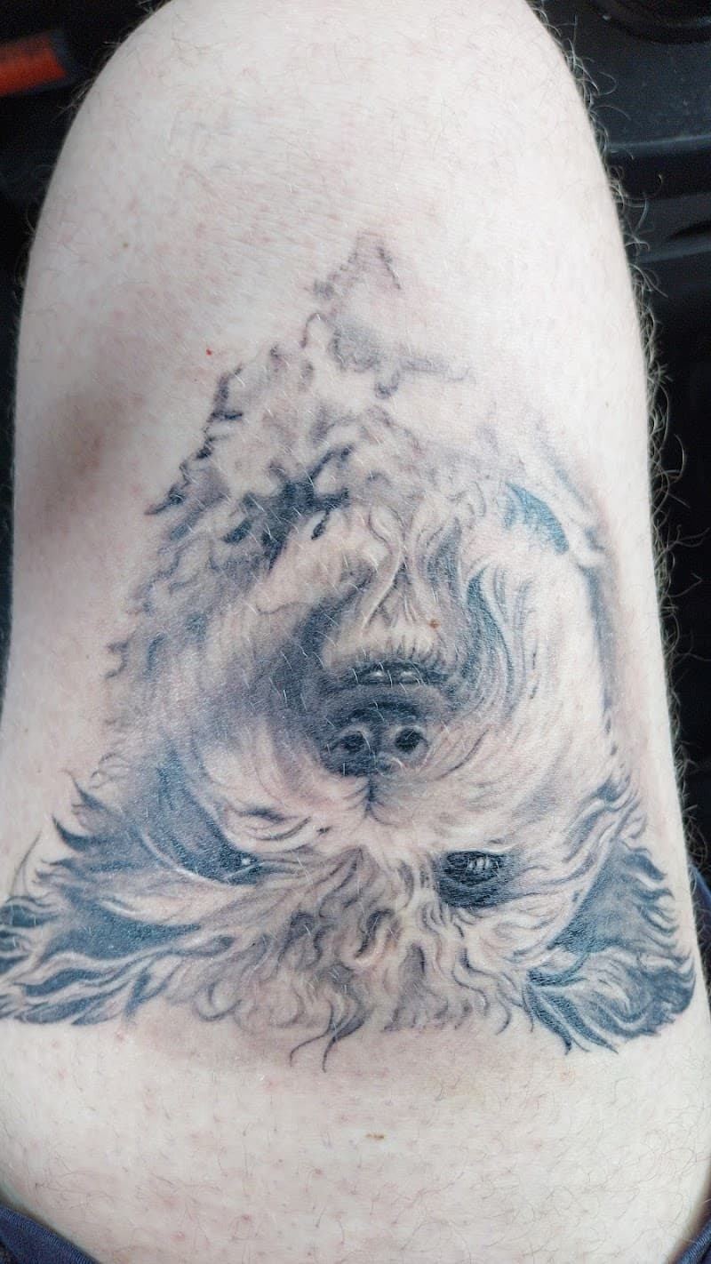 Realistisch portret van een harige hond op het bovenbeen.