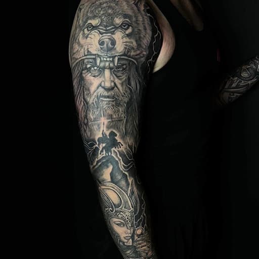 Realistische sleeve met Odin, wolf en valkyrie.