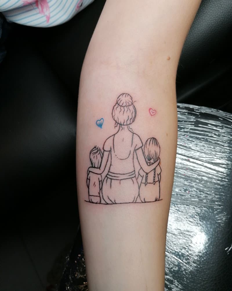 Fineline tattoo van moeder met twee kinderen op de rug gezien, met hartjes.