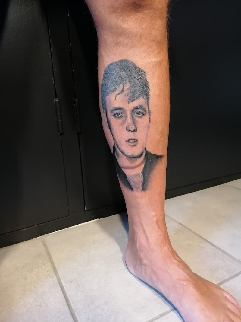 Realistisch portret van een man op het onderbeen.