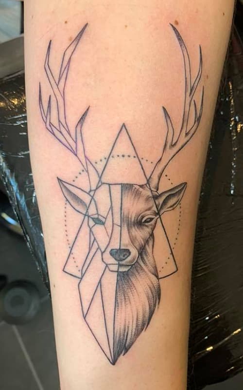 Geometrisch en realistisch hertenhoofd met driehoek op onderarm.