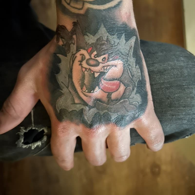 Taz de Tasmaanse Duivel tattoo op hand, doorbrekend effect.