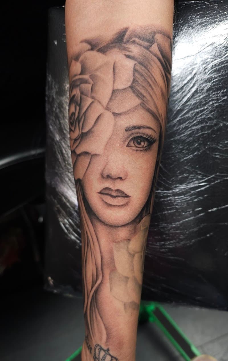 Realistisch portret van een vrouw met een grote roos in haar haar op de onderarm.