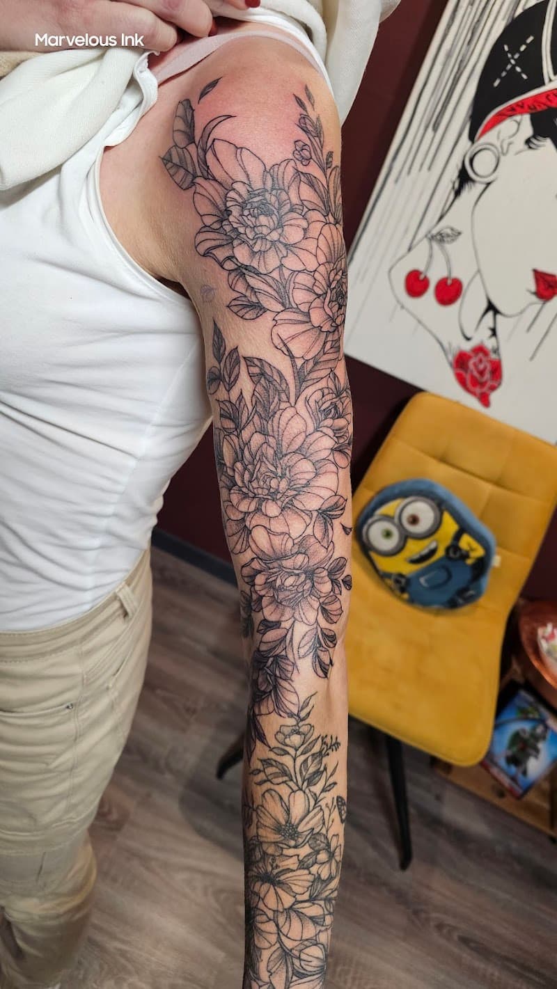 Fineline bloemen sleeve op de hele arm.