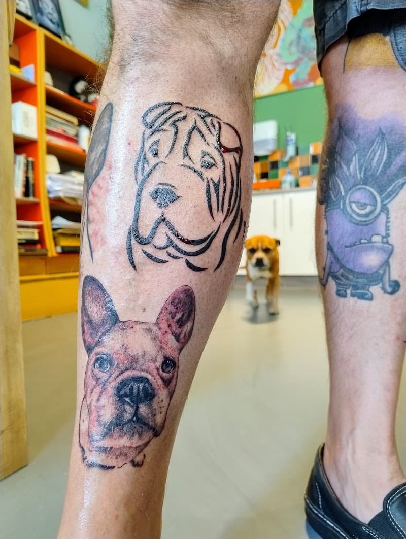 Twee honden tattoos op onderbeen: Shar-Pei lijntekening en Franse Bulldog portret.