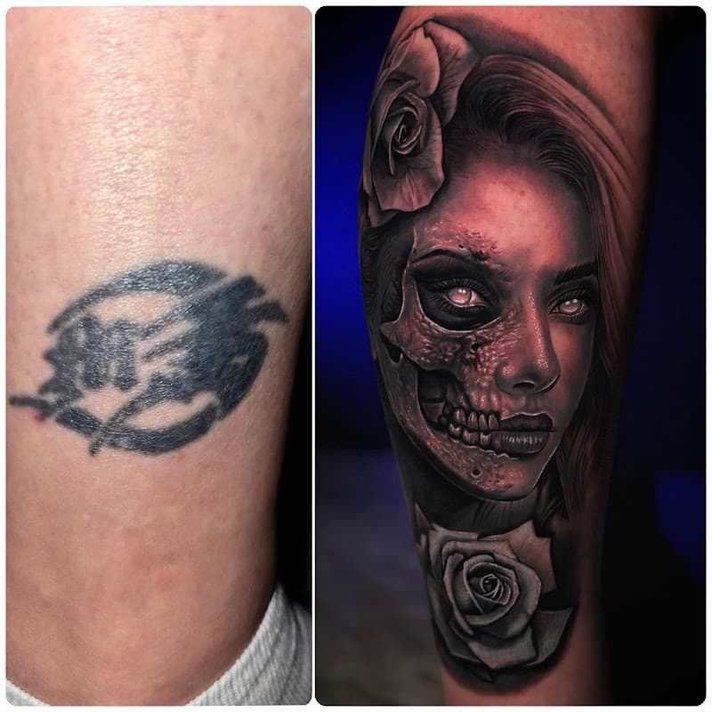 Realistische cover-up tattoo van vrouw met half-schedel gezicht en rozen.
