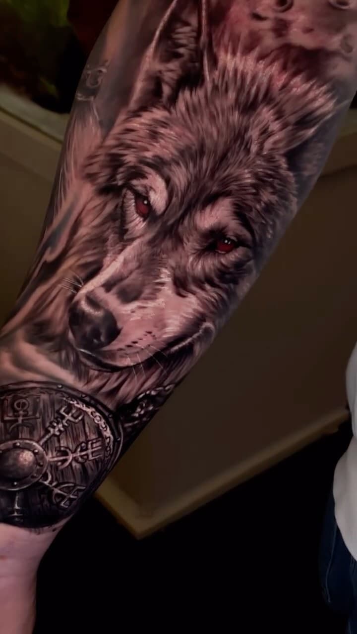 Realistische wolf met rode ogen en Viking schild op onderarm.