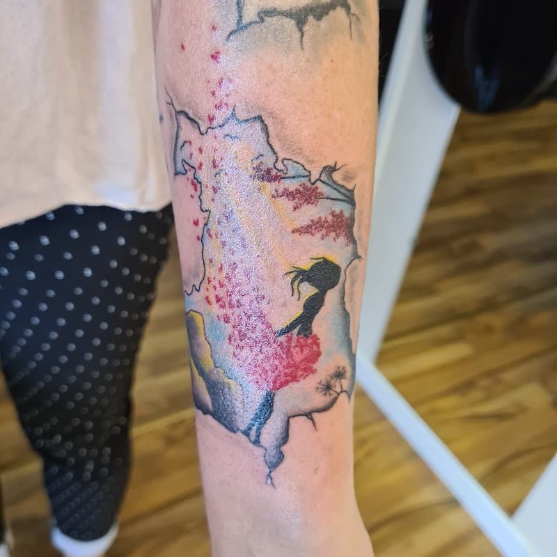 Silhouet meisje met rode stippenjurk in gescheurde huid effect.