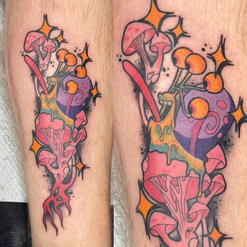 Kleurrijke illustratieve tattoo van een slak met paddenstoelen en sterren.