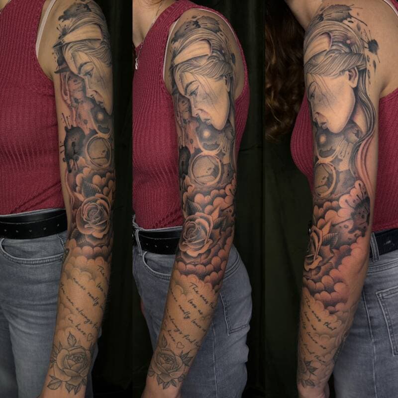 Zwart-grijze sleeve met portret, rozen, wolken en tekst.