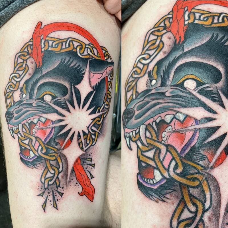 Neo-traditional wolvenkop met kettingen en een rode zeis.