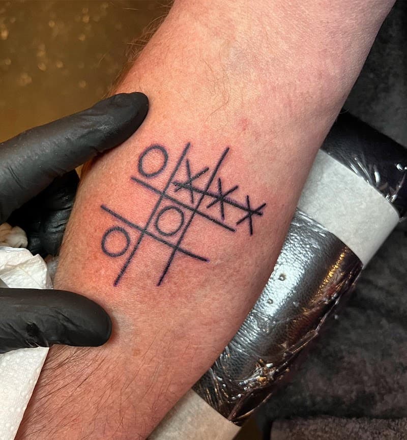 Minimalistische boter-kaas-en-eieren tattoo op de pols.